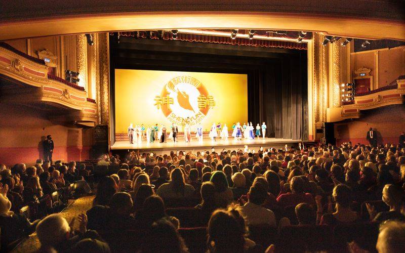 Curtain call for the Shen Yun International Company during the full-house performance at the Orpheum Theatre in Minneapolis on the afternoon of December 4. The company presented three performances in Minneapolis on December 3 and 4. (Epoch Times)