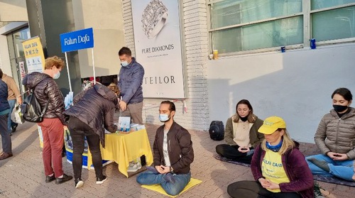 Falun Dafa information days at the Electroputere Parc shopping centre in Craiova November 13-14, 2021.