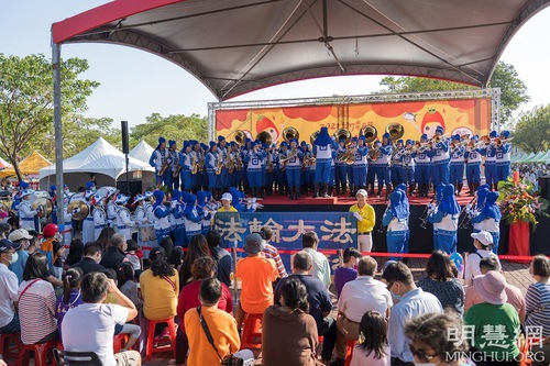 The Tian Guo Marching Band performed on stage during the Kaohsiung Tomato Festival and their music attracted many people.