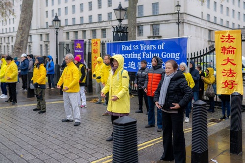 Practitioners held a rally and group practice on December 11 near the Prime Minister’s Office.