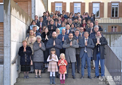 The practitioners who attended the experience sharing conference thank Master for offering them salvation.