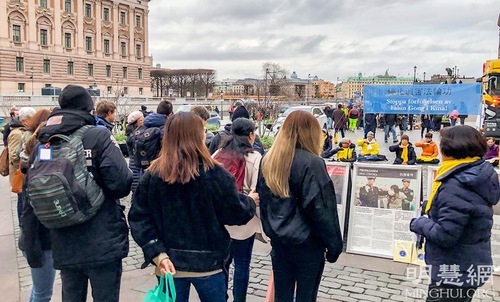 Every Saturday, practitioners hold activities at Mynttorget to tell people about the persecution in China. People stop to watch as they demonstrate the exercises and learn more about the practice.