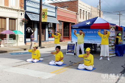 Falun Dafa practitioners demonstrate the exercises at the Pecan Harvest Festival.