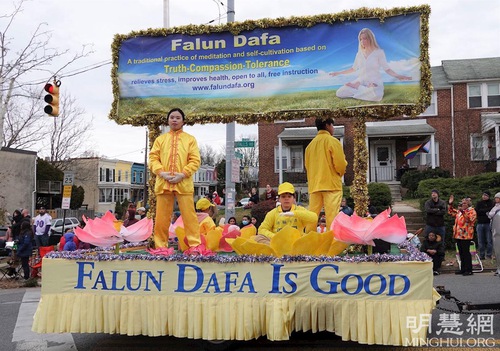 Practitioners demonstrated the Falun Dafas on the float.