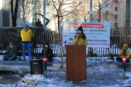 Austrian Falun Dafa practitioners rallied on the International Human Rights Day on December 10, 2021