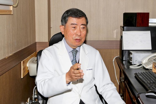 Dr. Hwang Duhwan, an internal medicine specialist for 40 years, says that practicing Falun Dafa allowed him to find his true self.