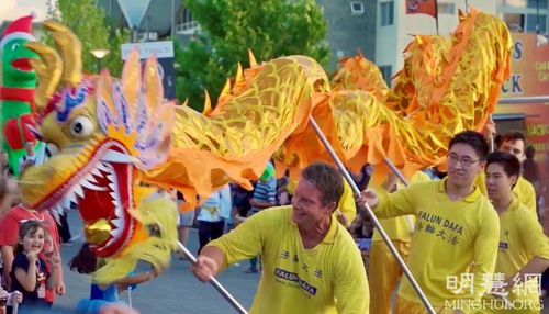 Falun Dafa practitioners participate in the Christmas parade in Ellenbrook, Western Australia.