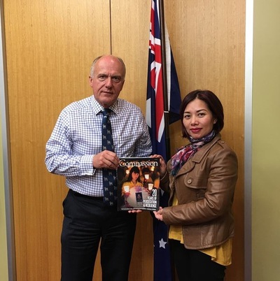 Senator Abetz with a Falun Gong practitioner in his office in Hobart, Tasmania in 2019.
