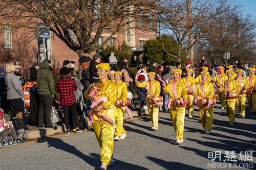30 practitioners made up the waist drum team in the Christmas parade in Delaware.