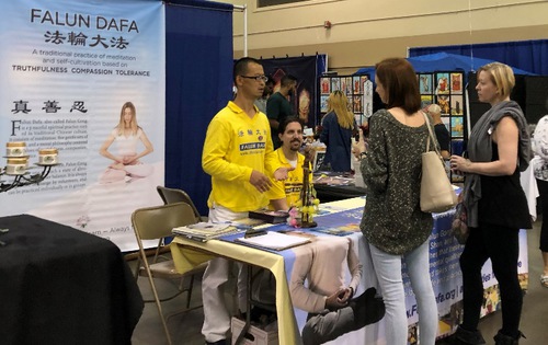 Passersby inquire about Falun Dafa.