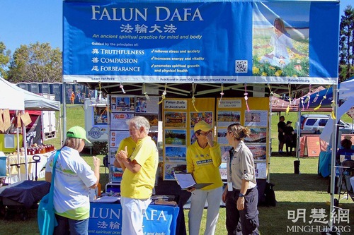Practitioners introduced Falun Gong to the public and explained the facts about the persecution. Many people signed the petition to demand its immediate end.