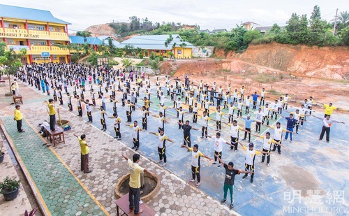 Learning the Falun Dafa exercises at Sekolah Menengah Kejuruan (SMK) Negeri 7.