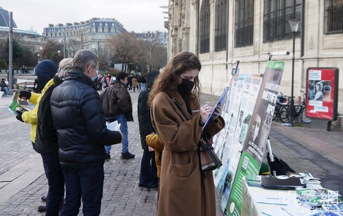 Pedestrians stopped to read the information and signed the petition that calls for an end to the suppression in China.