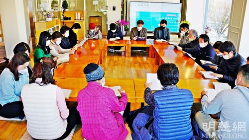 January 4, 2022 is the 27th anniversary of the publication of Zhuan Falun. To mark the occasion, the Tianti bookstore in Yongsan district, Seoul held a day-long celebration. Attendees read the book together during the event.