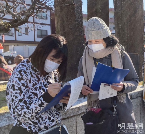 Signing the petition protesting the CCP’s persecution.