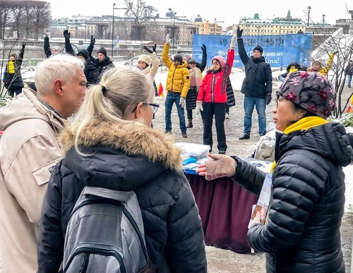 People in Stockholm learn about the persecution and sign the petition.