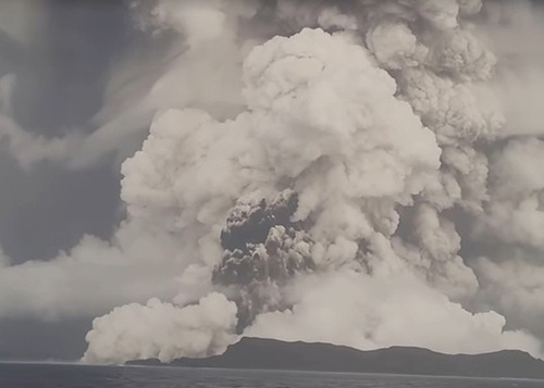 Tonga volcano eruption (from the Internet).