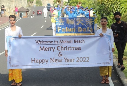 The Indonesia Tian Guo Marching Band holds a Christmas parade at Melasti Beach, Bali.