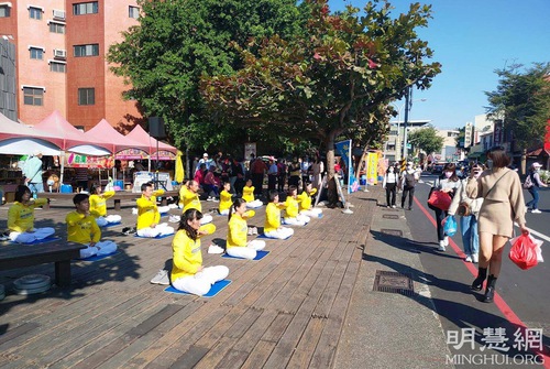 Practitioners demonstrate the exercises at a local university campus near Anping Fort on January 1 and 2. Their graceful movements drew many spectators.