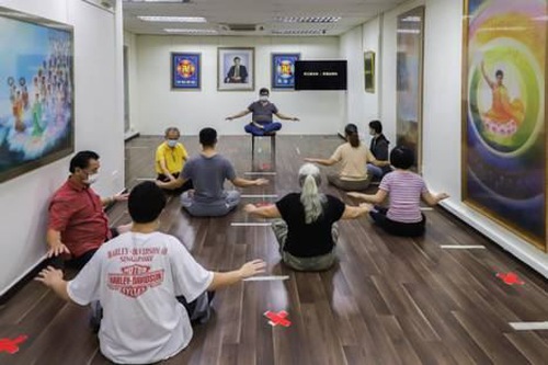 New practitioners learn the Falun Dafa exercises.