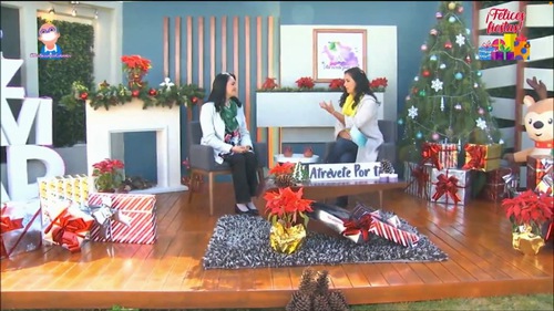 Ligia Reyes (right), host of the program “Dare for You” interviews practitioner Jeniffer García (left). (Credit: Mexiquense TV).