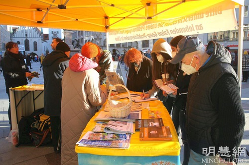 Falun Dafa practitioners hold activities on February 12 on Marienplatz in Munich to introduce the spiritual practice and tell people about the CCP’s persecution.