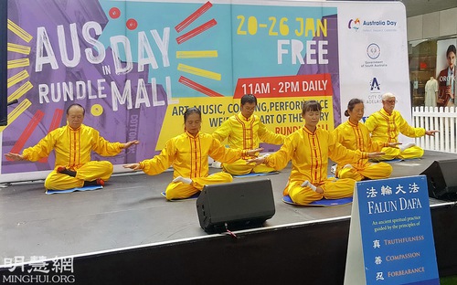 Practitioners demonstrated the five Falun Dafa exercises at an event held to celebrate Australia Day in downtown Adelaide on January 24, 2022.