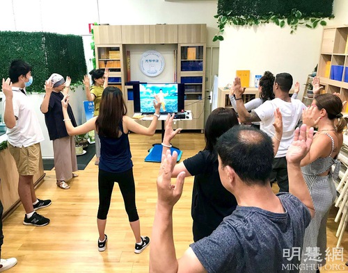 New practitioners who attended the nine-day workshop learn the second Falun Dafa exercise.