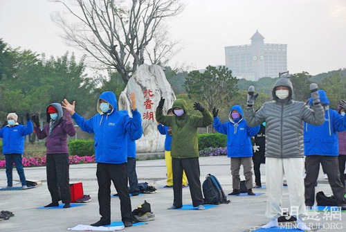 Practicing the five Falun Gong exercises early in the morning and spreading the beauty of Falun Dafa. Beixianghu Park in Chiayi, Taiwan.