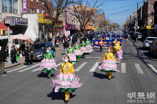 The parade’s first theme, “Falun Dafa is Good.”