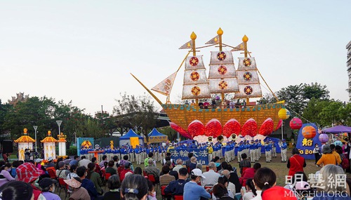 The large Fa Boat Lantern was displayed at Gangshan Park in Kaohsiung City for the month of February 2022. The Tian Guo Marching Band and Waist Drum Team performed in front of the lantern during the festival.