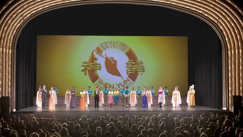 9e1155d2389ef5b74d8740b734f09262 The Shen Yun North America Company at the Phoenix Orpheum in Phoenix, Arizona, on March 4. The company presented six sold-out performances in Phoenix from March 2–6. (The Epoch Times)