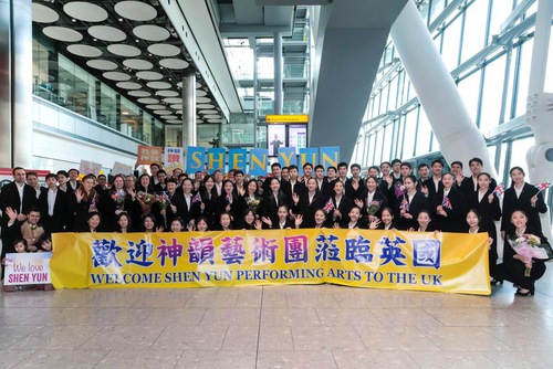 The Shen Yun World Company arrived in London on February 24, 2022, for fifteen scheduled performances beginning on February 26. The company was welcomed by local fans with flowers and banners. (The Epoch Times)