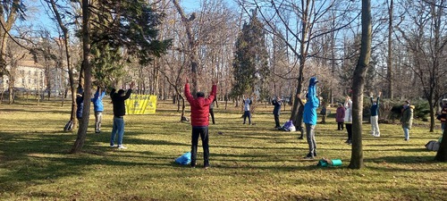 ce761be10c7affacf09d4f60227b8840 Practitioners practice the Falun Gong exercises together in Cluj City’s Central Park.