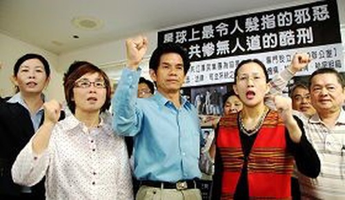 Tainan City councilors Zhuang Yuzhu (first from left), Li Wenzheng, and Zeng Xiujuan protested Wang’s human rights violations.