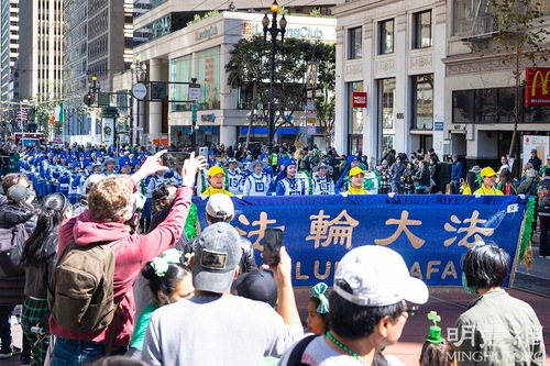 Spectators greeted the Falun Dafa contingent with cheers and many recorded the Tian Guo Marching Band’s music.