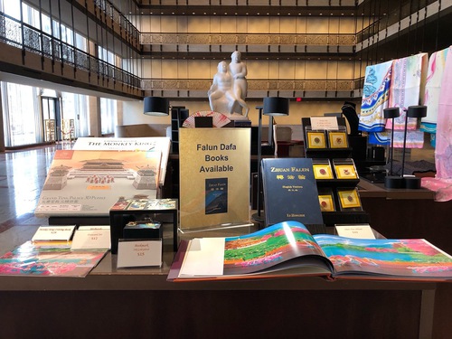 Shen Yun’s gift stand at the The David H. Koch Theater at Lincoln Center during the performances in New York City from March 10–20, 2022. The stand also offered the books Zhuan Falun and Falun Gong. Over the years, a number of audience members ask what “Falun Dafa” is. (courtesy Shen Yun gift stand staff)