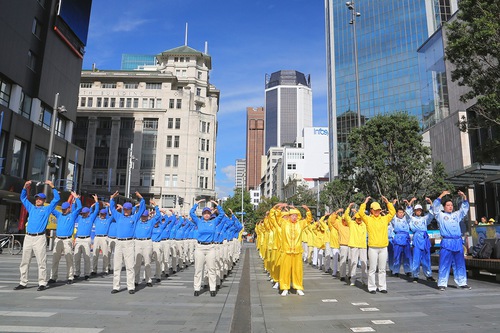 Practitioners do the Falun Dafa exercises.
