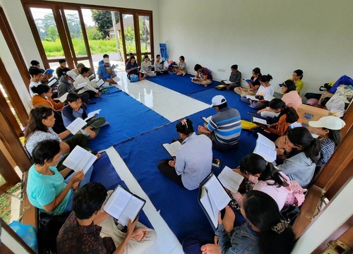 Young practitioners joined their parents in reading Zhuan Falun at Tegallalang after concluding their activities in Ubud.