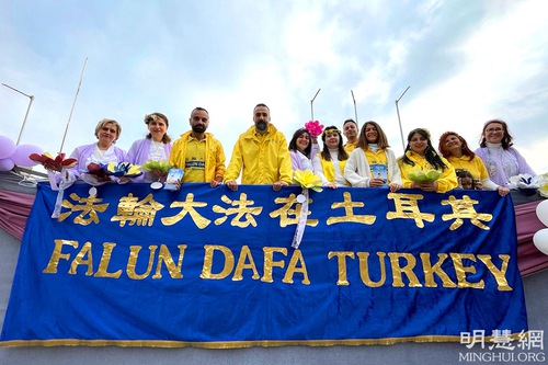 Practitioners introduce Falun Dafa during the Orange Blossom festival in Adana, Turkey.