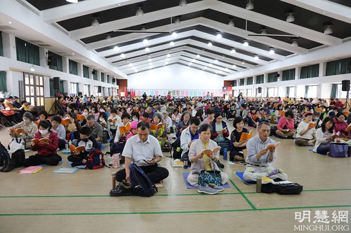 Practitioners read the Falun Dafa teachings at Chih-Yung Senior High School in Taichung on March 20, 2022.