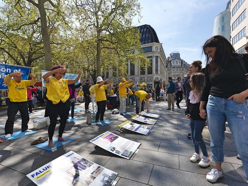 Practitioners demonstrated the exercises and introduced the practice to people at St. Martin Square on April 16, 2022.