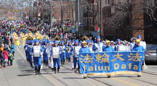 Falun Dafa practitioners presented the Tian Guo Marching Band, a Falun Dafa exercise demonstration team, and a group of waist drummers. The Toronto Beaches Lions Easter Parade graced Queen Street East on April 17, 2022.