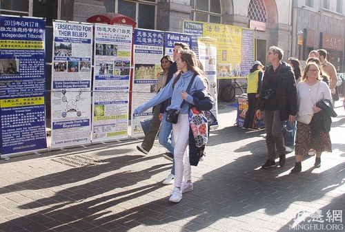 Falun Dafa truth-clarification site in London’s Chinatown.