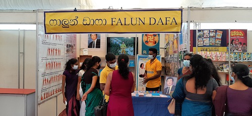 Practitioners chatted with attendees throughout the 6-day book exhibition, introducing the practice to many people.