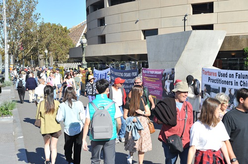 Practitioners held activities on Princes Bridge in Melbourne on April 25 to tell people about the persecution.
