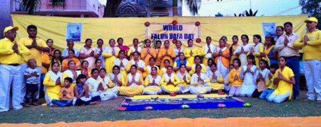 Nagpur practitioners wish Master Li, the founder of Falun Dafa, a Happy World Falun Dafa Day.