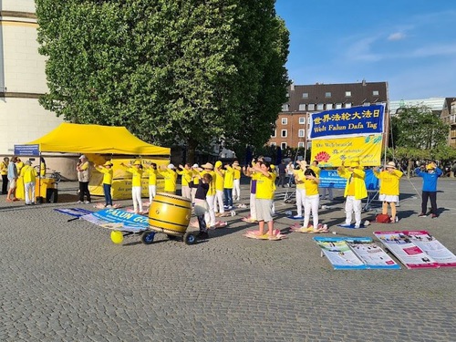 Celebrating Falun Dafa Day in Dusseldorf.