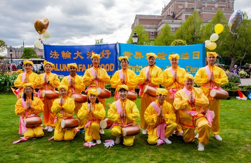 Waist drum team members wish Master Li a happy 71st birthday and express their heartfelt appreciation for His merciful salvation.