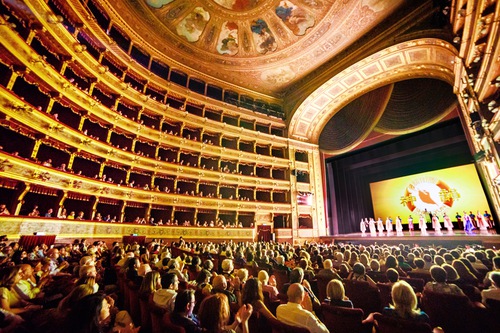 The Shen Yun New York Company at the Teatro Massimo in Palermo, Italy, on June 18. The company presented five performances in Palermo June 15–18, all to packed houses. (The Epoch Times)